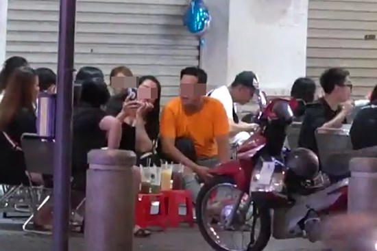 TP.HCM: Bất chấp lệnh cấm, dân tụ tập, lơ là không đeo khẩu trang
