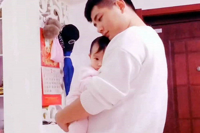 Cậu bé thường xuyên nghịch vùng kín của mình, tưởng chỉ đơn thuần là tật xấu nhưng hóa ra lỗi do người bố-1