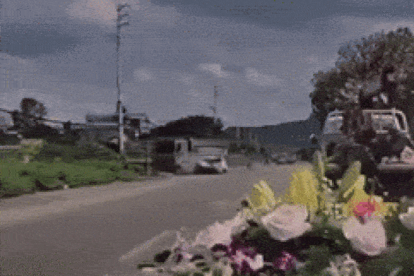 Sang đường bất cẩn, ô tô con bị xe tải đâm nát đầu, bốc cháy dữ dội