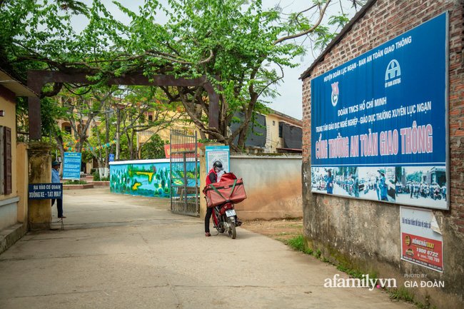Thông tin mới nhất vụ thầy giáo tát, đạp học sinh trên bục giảng ở Bắc Giang: Trường quyết định chấm dứt hợp đồng với thầy-2