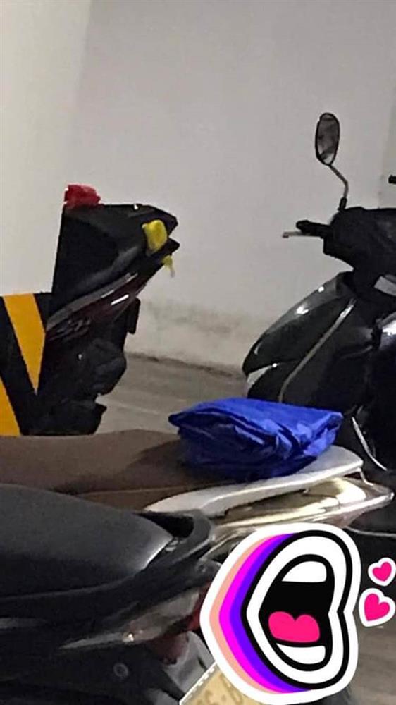 Hành động có tâm của bác bảo vệ: Gấp gọn gàng hàng trăm áo mưa phơi trên xe cho khô ráo-1