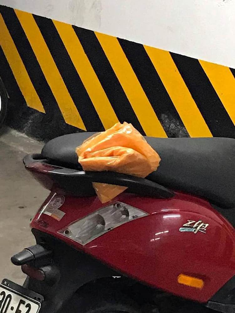 Hành động có tâm của bác bảo vệ: Gấp gọn gàng hàng trăm áo mưa phơi trên xe cho khô ráo-3