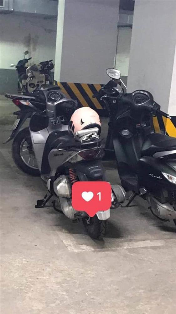 Hành động có tâm của bác bảo vệ: Gấp gọn gàng hàng trăm áo mưa phơi trên xe cho khô ráo-4