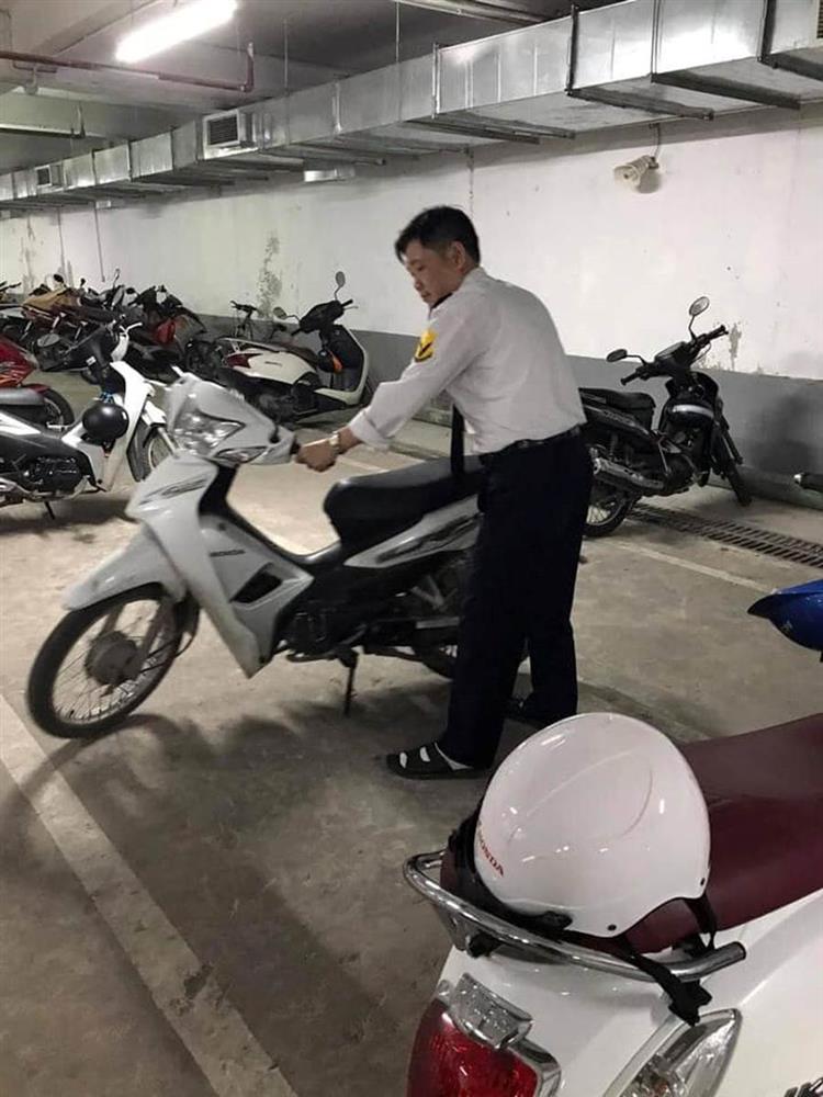 Hành động có tâm của bác bảo vệ: Gấp gọn gàng hàng trăm áo mưa phơi trên xe cho khô ráo-5