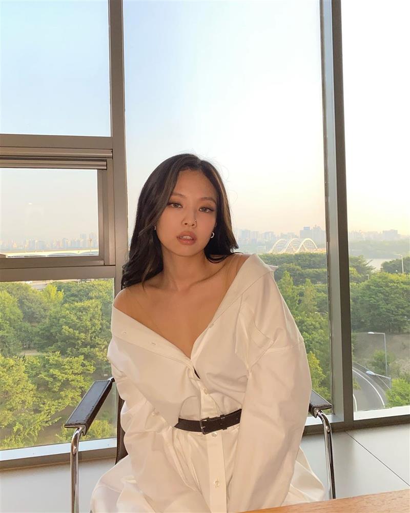 Cùng là 1 mẫu blouse/sơ mi nhưng BLACKPINK có nhiều kiểu mix mà các nàng nên học theo ngay-3