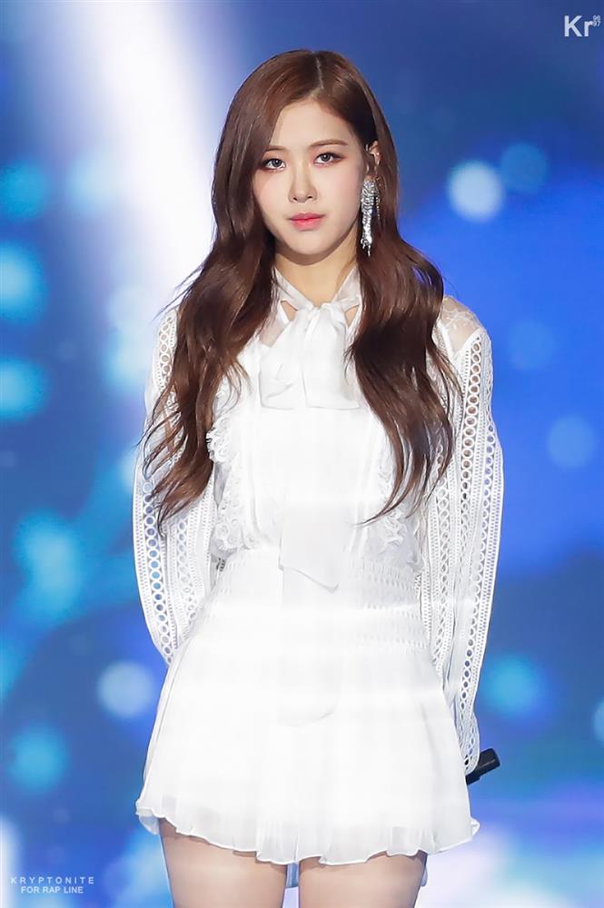 Cùng là 1 mẫu blouse/sơ mi nhưng BLACKPINK có nhiều kiểu mix mà các nàng nên học theo ngay-8