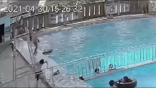 Khoảnh khắc nam thanh niên 17 tuổi tử vong thương tâm do đuối nước ở hồ bơi-1
