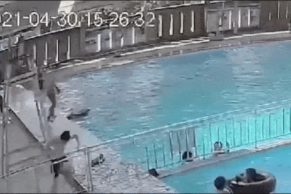 Nữ tài xế mất lái lao ô tô lên vỉa hè đâm hàng loạt xe máy khiến 2 người nhập viện, hình ảnh hiện trường gây ám ảnh-6