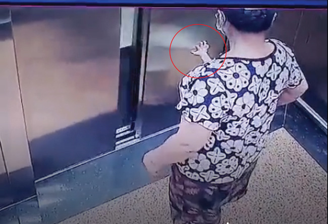 Thót tim xem cảnh bé trai mắc kẹt cả bàn tay trong cửa thang máy, đáng chú ý là cách xử lý sai lầm của người lớn-1