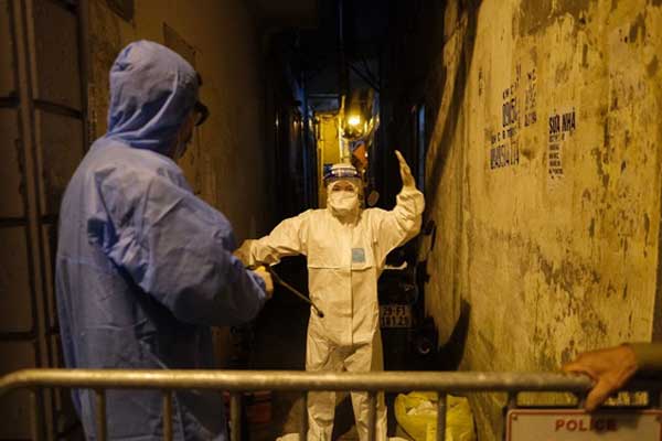 Hà Nội: Lập rào chắn, phun khử khuẩn phố Đinh Liệt liên quan lịch trình đi lại dày đặc của nữ bệnh nhân COVID-19 đến từ Đà Nẵng-8