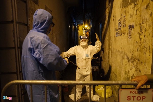 Phong tỏa nơi ở của bác sĩ mắc Covid-19 tại Hà Nội-1