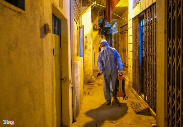 Phong tỏa nơi ở của bác sĩ mắc Covid-19 tại Hà Nội-6