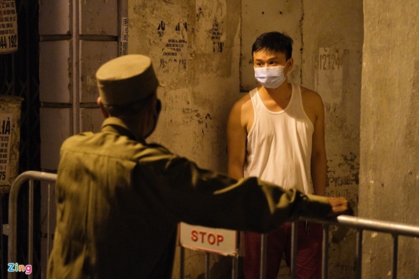 Phong tỏa nơi ở của bác sĩ mắc Covid-19 tại Hà Nội-7