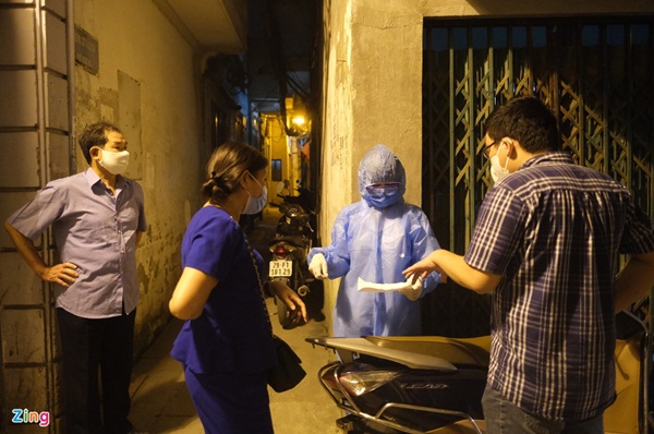 Phong tỏa nơi ở của bác sĩ mắc Covid-19 tại Hà Nội-8