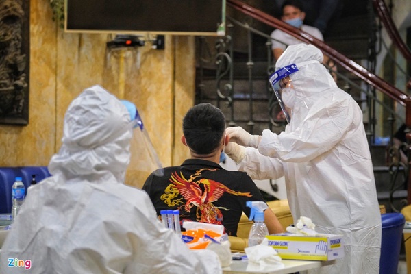 Phong tỏa nơi ở của bác sĩ mắc Covid-19 tại Hà Nội-9