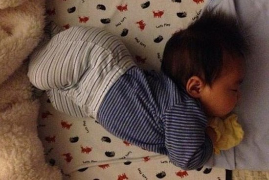 3 tư thế ngủ ảnh hưởng đến chiều cao của trẻ, mẹ không giúp sửa thì con có thể bị lùn trong tương lai