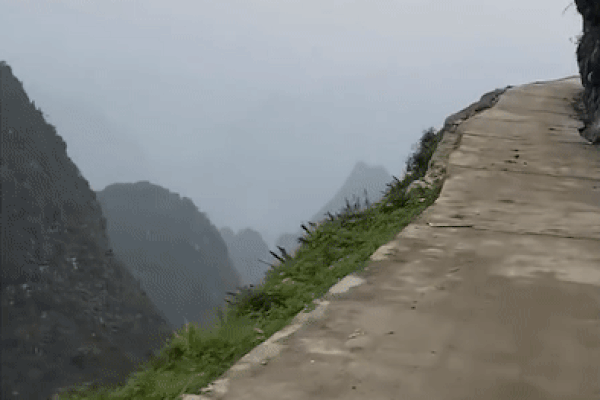 Cung đường khoét núi nguy hiểm nhất thế giới-1