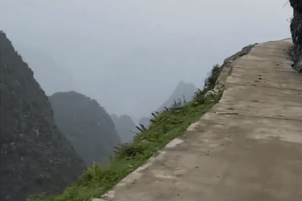 Trải nghiệm 'con đường tử thần' ở Hà Giang trên xe máy