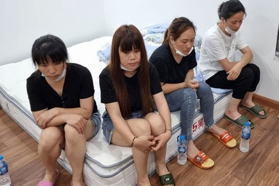 Hà Nội: Cảnh sát phá cửa nhà phát hiện 12 người Trung Quốc nhập cảnh 