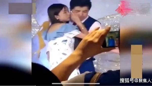Chú rể ôm gái lạ khóc rất lâu trong hôn lễ, để mặc cô dâu như người tàng hình, dân tình xôn xao truy tìm sự thật-2