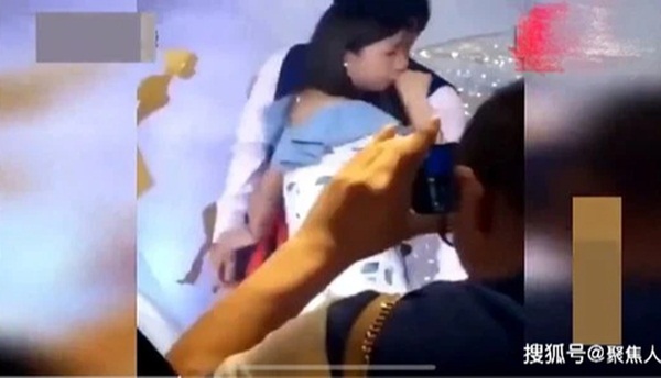 Chú rể ôm gái lạ khóc rất lâu trong hôn lễ, để mặc cô dâu như người tàng hình, dân tình xôn xao truy tìm sự thật-3