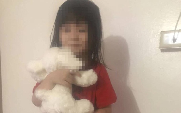 Tin lầm bảo mẫu ác quỷ, mẹ khóc nghẹn khi con gái chẳng còn ra hình hài, nhìn đứa trẻ bị mù nằm liệt giường ai cũng phẫn nộ-2