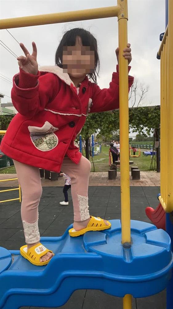 Tin lầm bảo mẫu ác quỷ, mẹ khóc nghẹn khi con gái chẳng còn ra hình hài, nhìn đứa trẻ bị mù nằm liệt giường ai cũng phẫn nộ-3