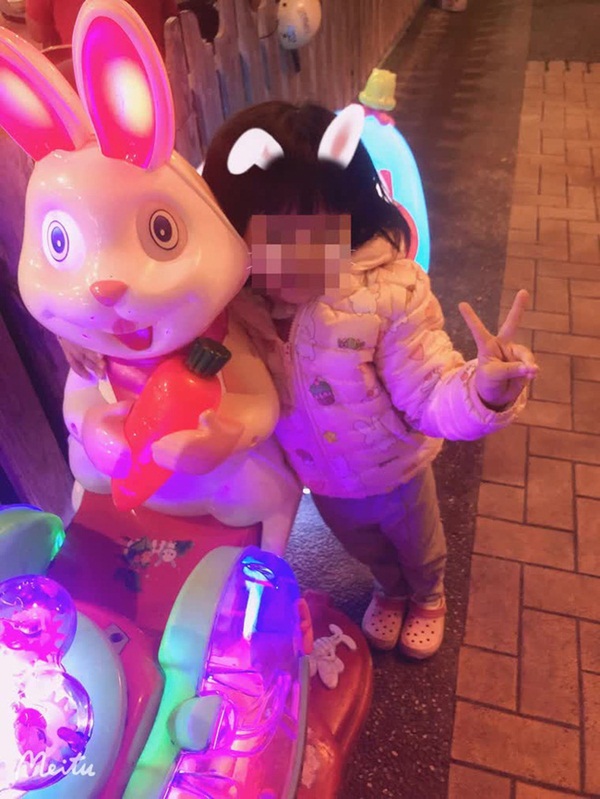 Tin lầm bảo mẫu ác quỷ, mẹ khóc nghẹn khi con gái chẳng còn ra hình hài, nhìn đứa trẻ bị mù nằm liệt giường ai cũng phẫn nộ-4