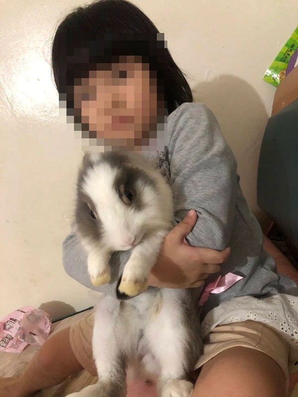 Tin lầm bảo mẫu ác quỷ, mẹ khóc nghẹn khi con gái chẳng còn ra hình hài, nhìn đứa trẻ bị mù nằm liệt giường ai cũng phẫn nộ-7