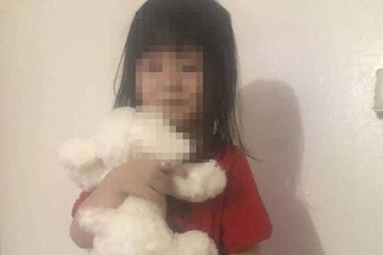 Tin lầm bảo mẫu ác quỷ, mẹ khóc nghẹn khi con gái chẳng còn ra hình hài, nhìn đứa trẻ bị mù nằm liệt giường ai cũng phẫn nộ