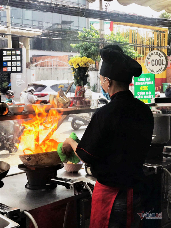 Mỗi tháng mất đứt 5 tỷ, ông chủ karaoke đứng bếp bán đồ ăn nhanh-4