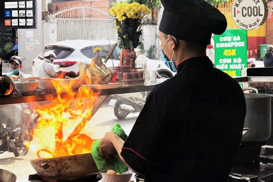 Mỗi tháng mất đứt 5 tỷ, ông chủ karaoke đứng bếp bán đồ ăn nhanh