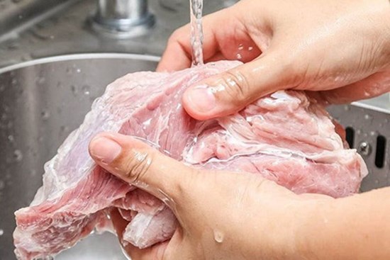 Đừng chần hay rửa nước nóng, đây mới là cách làm giúp thịt lợn ra hết chất độc hại