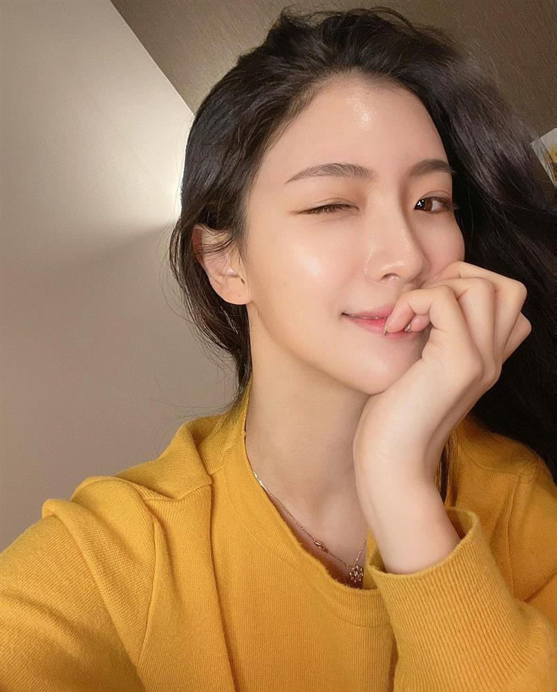 Da mất độ ẩm trong mùa hè: Bác sĩ điểm mặt từng lọ sữa rửa mặt và serum cấp ẩm giúp cứu nguy kịp thời-1