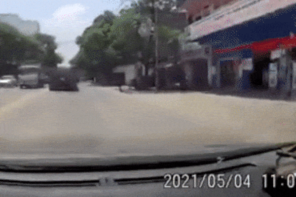 Nhói tim khoảnh khắc người đàn ông rơi từ tầng 3 của bệnh viện tử vong-3