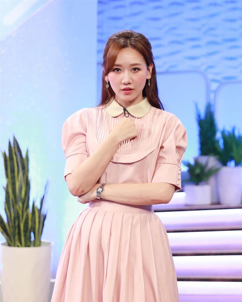 Để ý mới thấy Hari Won có 4 cách buộc tóc rất trẻ trung và xinh tươi, lý tưởng để nàng 30+ copy theo-10