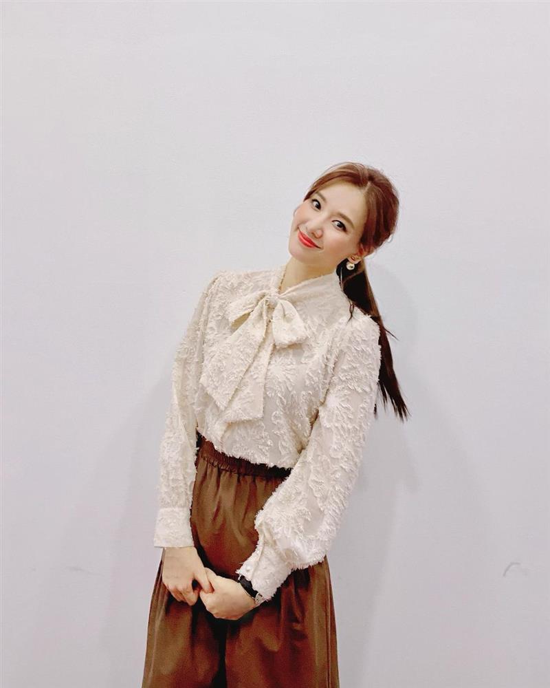 Để ý mới thấy Hari Won có 4 cách buộc tóc rất trẻ trung và xinh tươi, lý tưởng để nàng 30+ copy theo-7