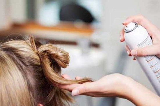Sử dụng keo xịt tóc theo cách này giúp nhà cửa sạch sẽ, công việc dọn dẹp dễ dàng gấp nghìn lần