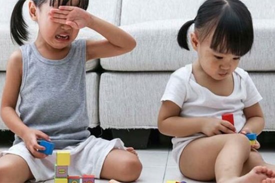 Ép trẻ chơi đồ chơi thông minh để học “kiến thức”, cha mẹ chẳng giúp trẻ giỏi lên mà còn ngày càng thụt lùi