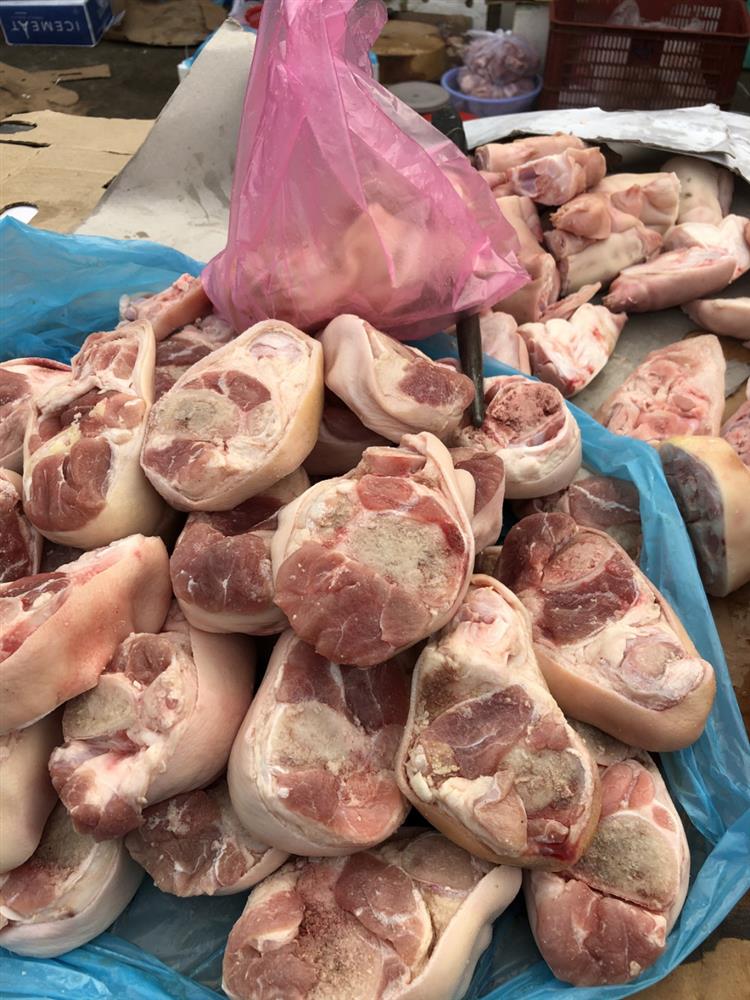 Vô tư rã đông thịt nhập để bán như thịt tươi-2