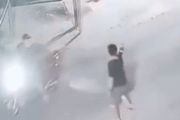 Hai nhóm côn đồ nổ súng, dùng dao rượt đuổi nhau giữa đường