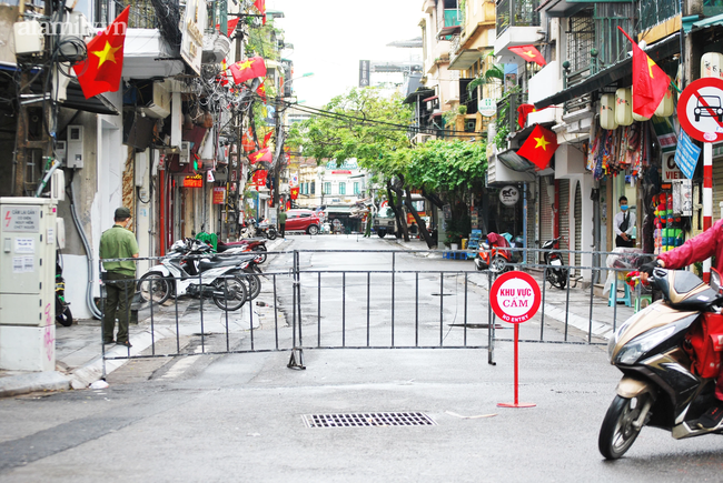 Hà Nội: Lập rào chắn, phun khử khuẩn phố Đinh Liệt liên quan lịch trình đi lại dày đặc của nữ bệnh nhân COVID-19 đến từ Đà Nẵng-1