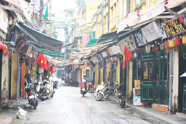 Hà Nội: Lập rào chắn, phun khử khuẩn phố Đinh Liệt liên quan lịch trình đi lại dày đặc của nữ bệnh nhân COVID-19 đến từ Đà Nẵng-2