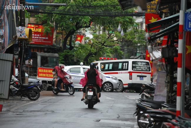 Hà Nội: Lập rào chắn, phun khử khuẩn phố Đinh Liệt liên quan lịch trình đi lại dày đặc của nữ bệnh nhân COVID-19 đến từ Đà Nẵng-3