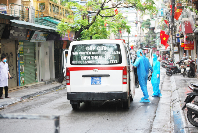 Hà Nội: Lập rào chắn, phun khử khuẩn phố Đinh Liệt liên quan lịch trình đi lại dày đặc của nữ bệnh nhân COVID-19 đến từ Đà Nẵng-4
