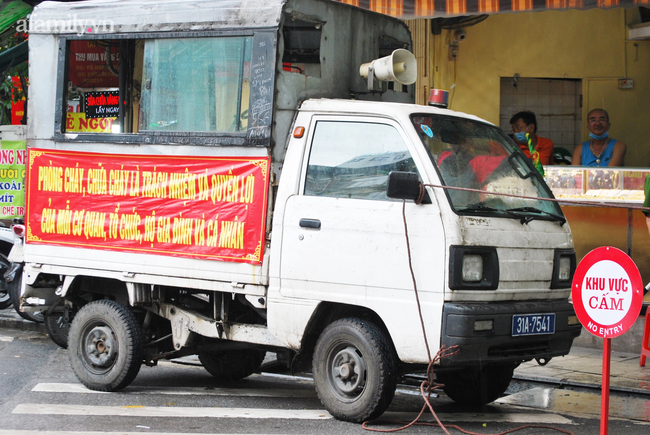 Hà Nội: Lập rào chắn, phun khử khuẩn phố Đinh Liệt liên quan lịch trình đi lại dày đặc của nữ bệnh nhân COVID-19 đến từ Đà Nẵng-5