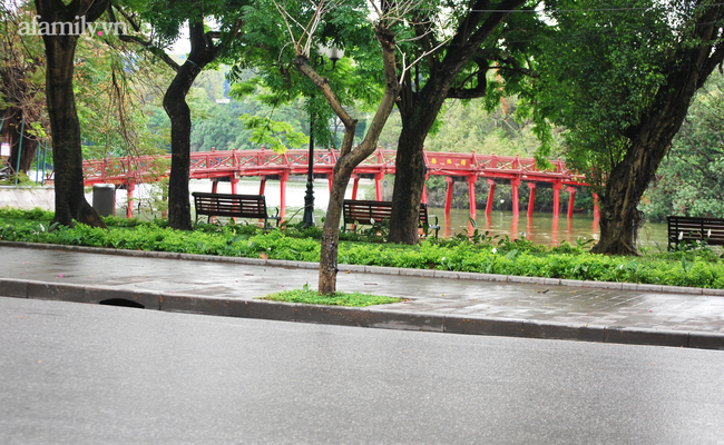 Hà Nội: Lập rào chắn, phun khử khuẩn phố Đinh Liệt liên quan lịch trình đi lại dày đặc của nữ bệnh nhân COVID-19 đến từ Đà Nẵng-7