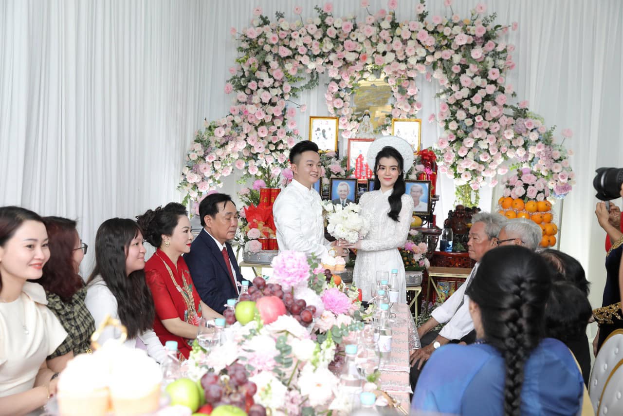 Toàn cảnh đám hỏi siêu kín tiếng của con trai bà Phương Hằng - vợ ông Dũng lò vôi tại Bình Dương, gia đình cô dâu lần đầu được tiết lộ khiến nhiều người bất ngờ-1