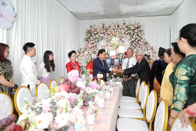 Toàn cảnh đám hỏi siêu kín tiếng của con trai bà Phương Hằng - vợ ông Dũng lò vôi tại Bình Dương, gia đình cô dâu lần đầu được tiết lộ khiến nhiều người bất ngờ-12