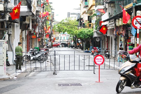 Hà Nội: Lập rào chắn, phun khử khuẩn phố Đinh Liệt liên quan lịch trình đi lại dày đặc của nữ bệnh nhân COVID-19 đến từ Đà Nẵng